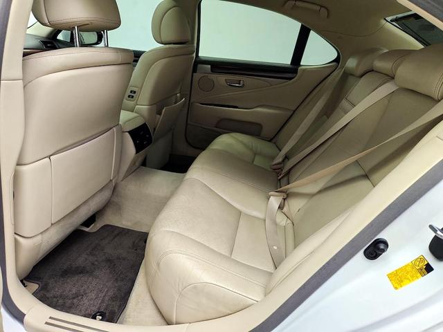 Photo of 2015 White Lexus LS 460