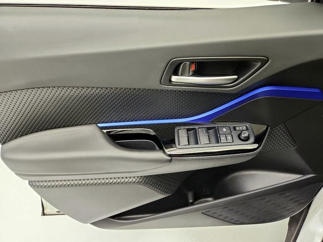 Photo of 2021 White Toyota C-HR