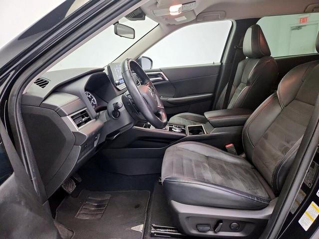 Photo of 2022 Black Mitsubishi Outlander