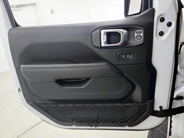 Photo of 2021 White Jeep Wrangler
