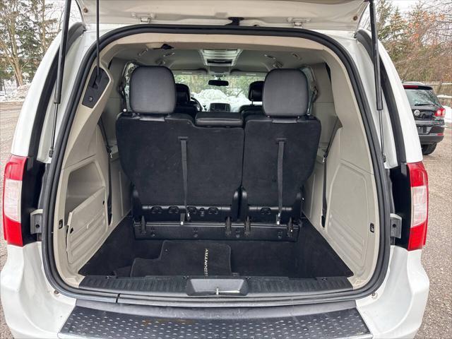 Photo of 2016 Bright White Clear Coat Chrysler Town & Country