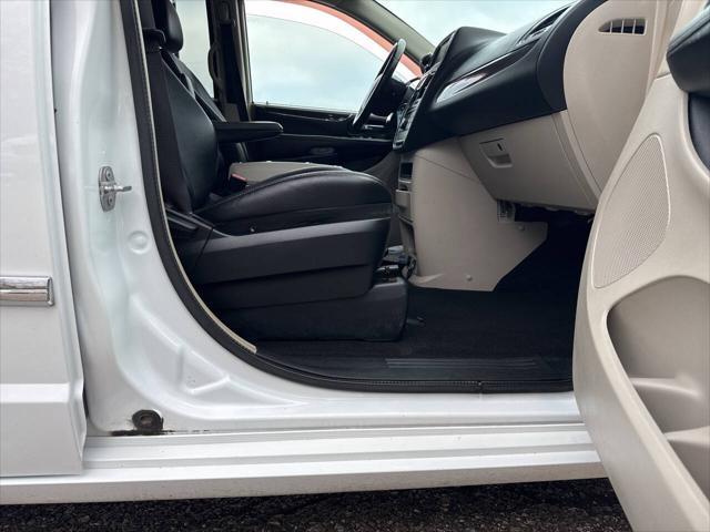 Photo of 2016 Bright White Clear Coat Chrysler Town & Country