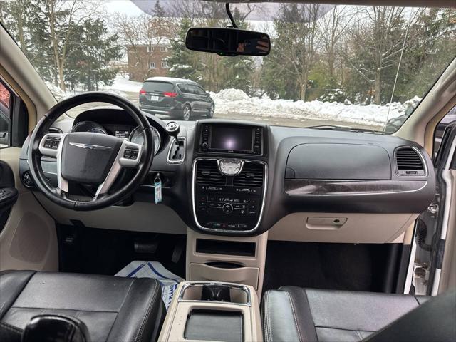 Photo of 2016 Bright White Clear Coat Chrysler Town & Country