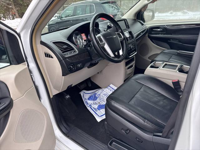 Photo of 2016 Bright White Clear Coat Chrysler Town & Country
