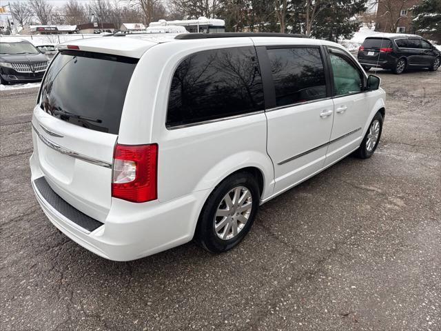 Photo of 2016 Bright White Clear Coat Chrysler Town & Country