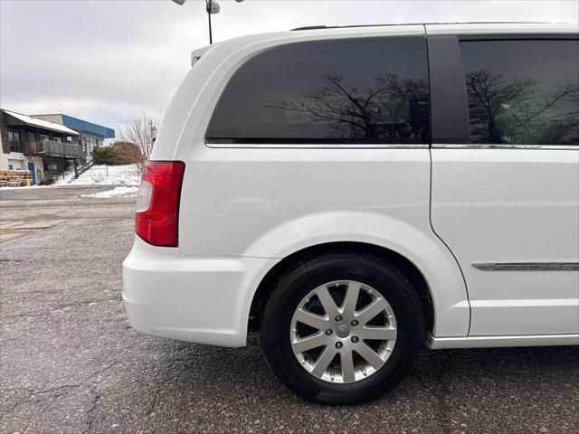 Photo of 2016 Bright White Clear Coat Chrysler Town & Country