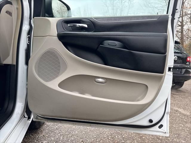 Photo of 2016 Bright White Clear Coat Chrysler Town & Country