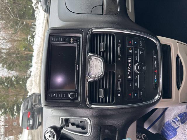 Photo of 2016 Bright White Clear Coat Chrysler Town & Country