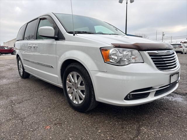 Photo of 2016 Bright White Clear Coat Chrysler Town & Country