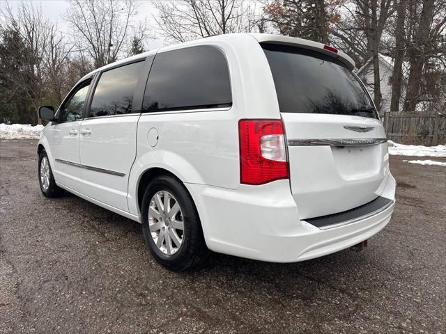 Photo of 2016 Bright White Clear Coat Chrysler Town & Country