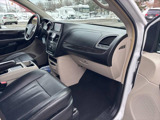 Photo of 2016 Bright White Clear Coat Chrysler Town & Country