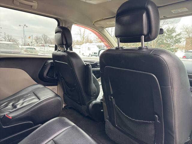 Photo of 2016 Bright White Clear Coat Chrysler Town & Country