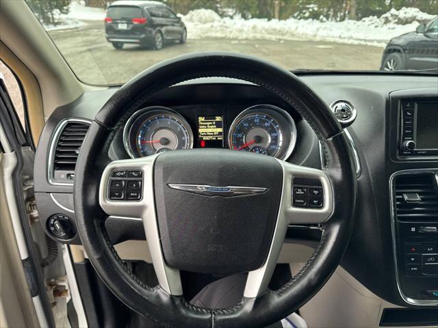 Photo of 2016 Bright White Clear Coat Chrysler Town & Country