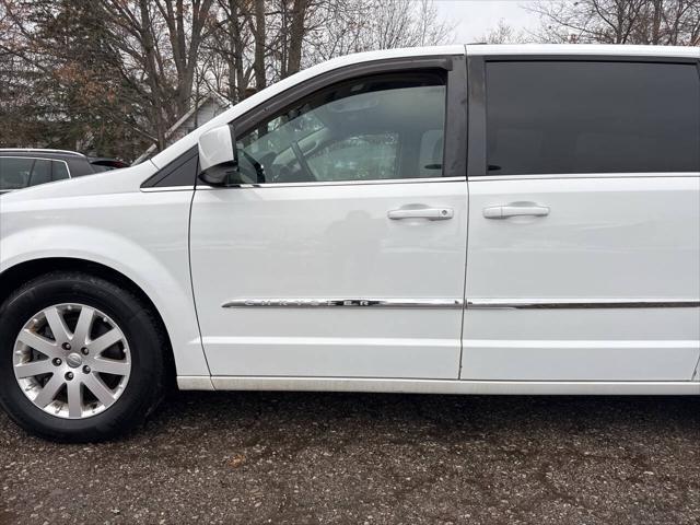 Photo of 2016 Bright White Clear Coat Chrysler Town & Country