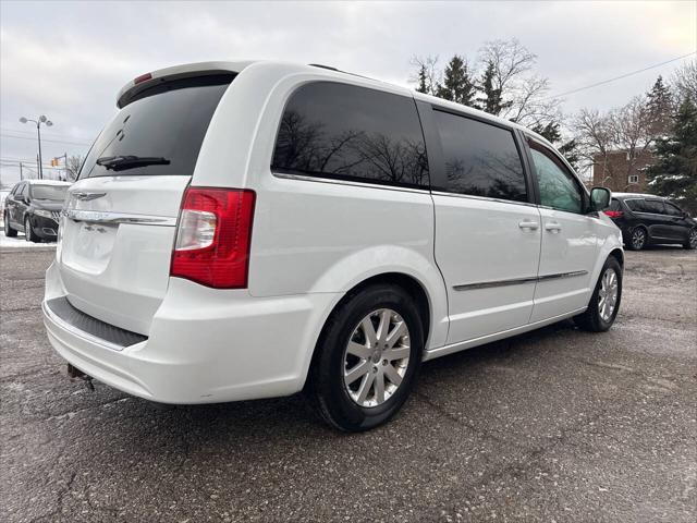 Photo of 2016 Bright White Clear Coat Chrysler Town & Country