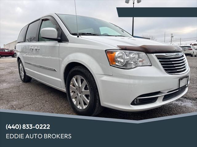 Photo of 2016 Bright White Clear Coat Chrysler Town & Country