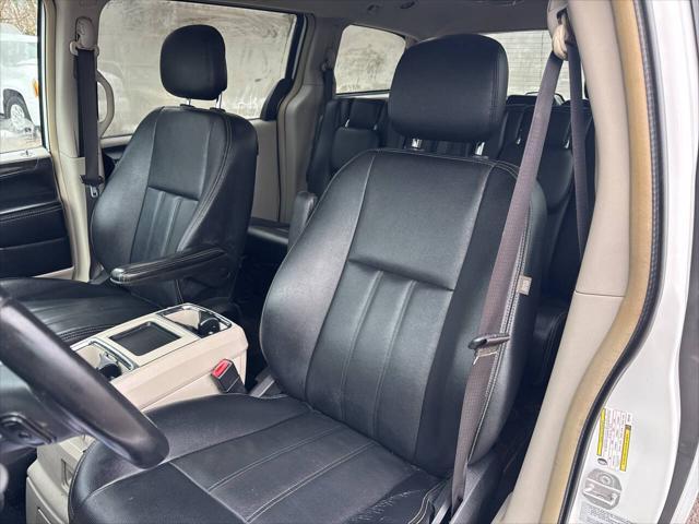 Photo of 2016 Bright White Clear Coat Chrysler Town & Country