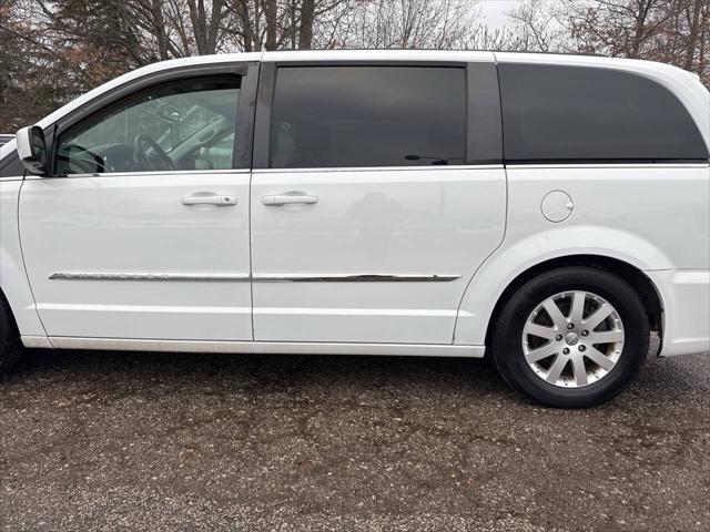 Photo of 2016 Bright White Clear Coat Chrysler Town & Country