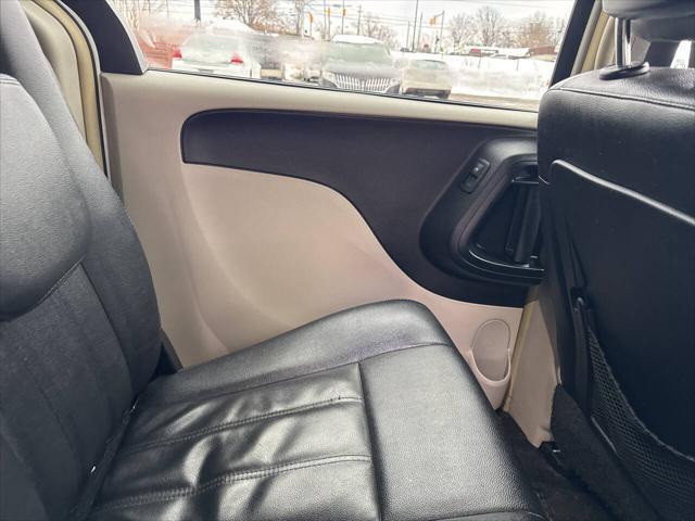 Photo of 2016 Bright White Clear Coat Chrysler Town & Country