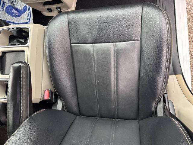 Photo of 2016 Bright White Clear Coat Chrysler Town & Country