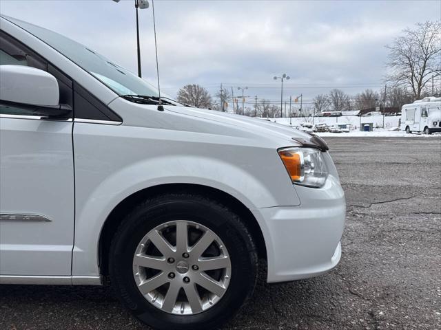 Photo of 2016 Bright White Clear Coat Chrysler Town & Country