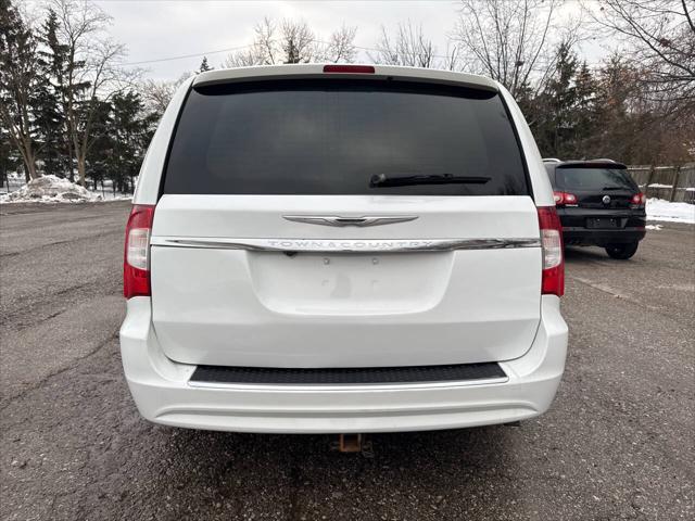 Photo of 2016 Bright White Clear Coat Chrysler Town & Country