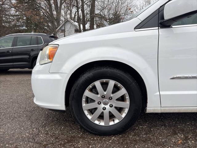 Photo of 2016 Bright White Clear Coat Chrysler Town & Country