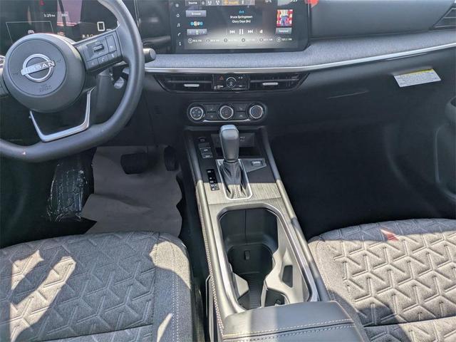 Photo of 2025 Canyon Bronze M Nissan Kicks