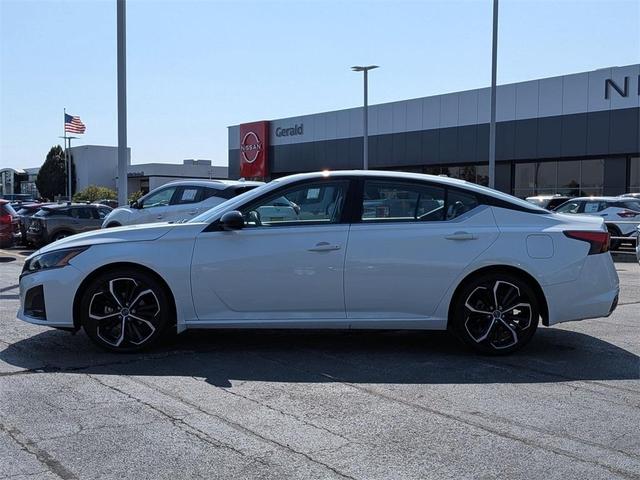 Photo of 2024 White Nissan Altima