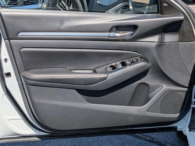 Photo of 2024 White Nissan Altima