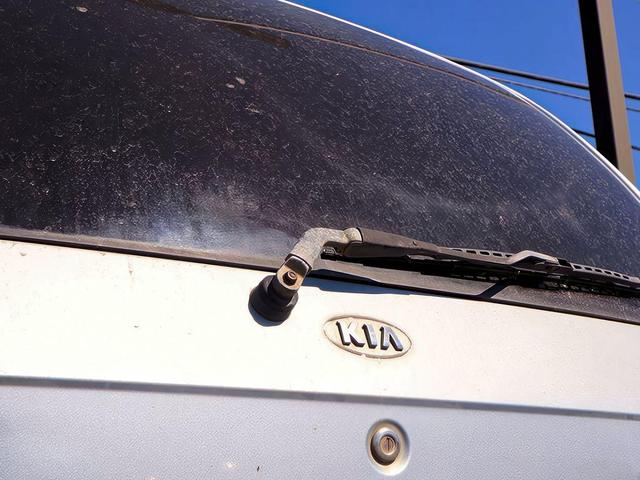 Photo of 2002 Silver Metallic Kia Sedona