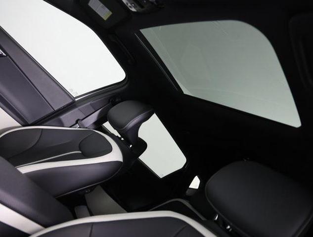 Photo of 2025 Glacier White Pearl Kia EV6