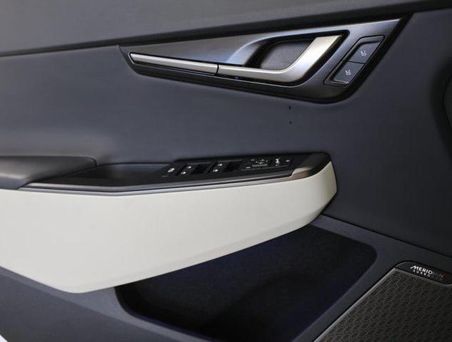 Photo of 2025 Glacier White Pearl Kia EV6