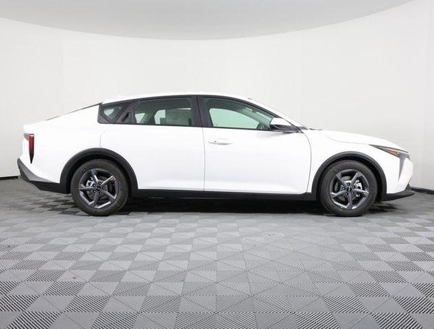 Photo of 2025 Snow White Pearl Kia K4