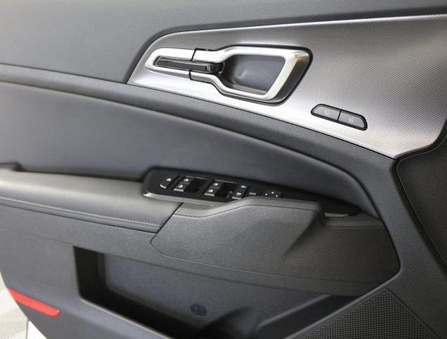 Photo of 2025 Snow White Pearl Kia Sportage Hybrid