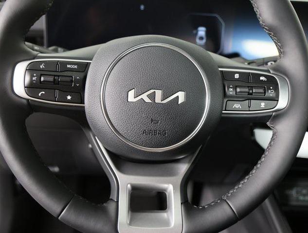 Photo of 2025 Snow White Pearl Kia K5