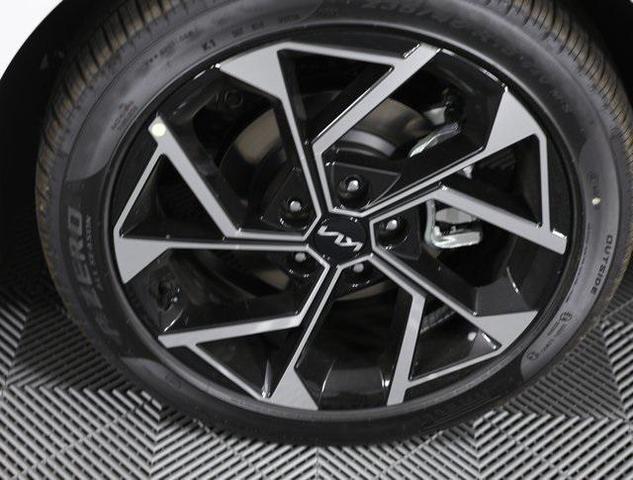 Photo of 2025 Snow White Pearl Kia K5