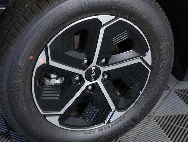 Photo of 2025 Mineral Blue Kia Niro