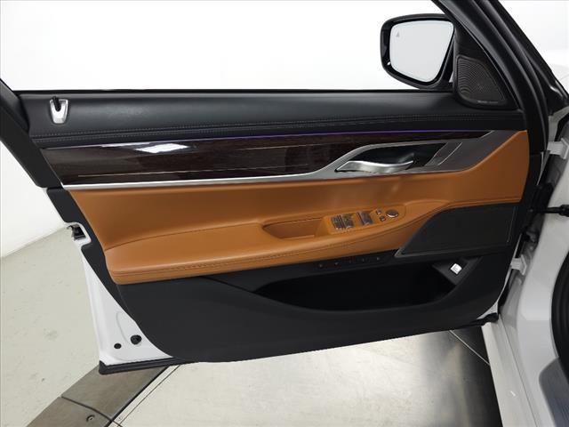 Photo of 2022 Mineral White Metallic BMW 750