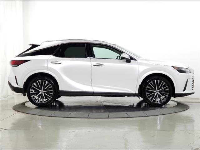 Photo of 2023 White Lexus RX 350