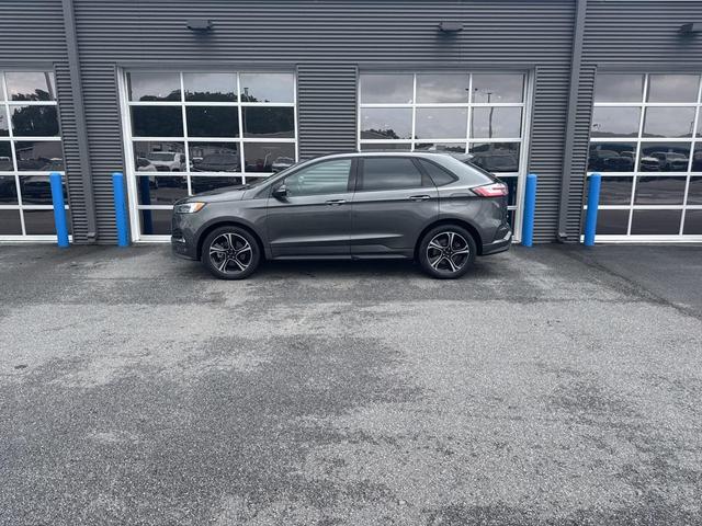 Photo of 2019 Magnetic Metallic Ford Edge