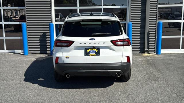 Photo of 2025 Star White Metallic Tri-Coat Ford Escape