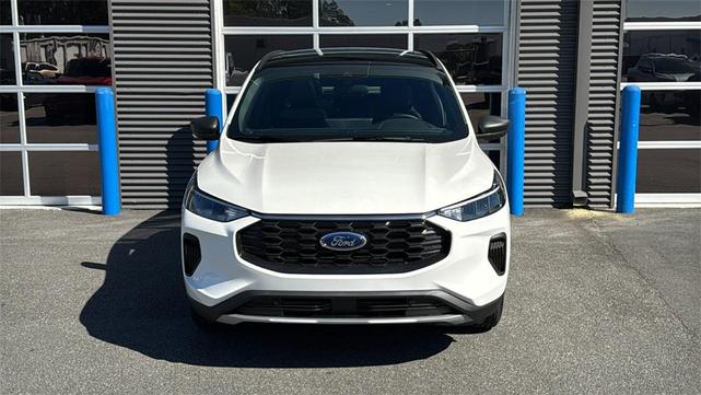 Photo of 2025 Star White Metallic Tri-Coat Ford Escape