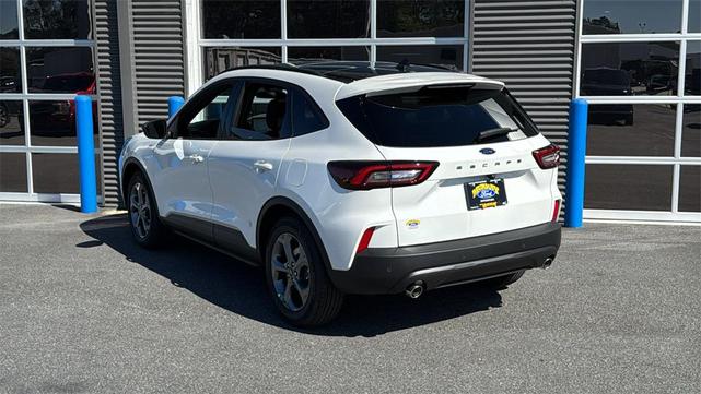 Photo of 2025 Star White Metallic Tri-Coat Ford Escape