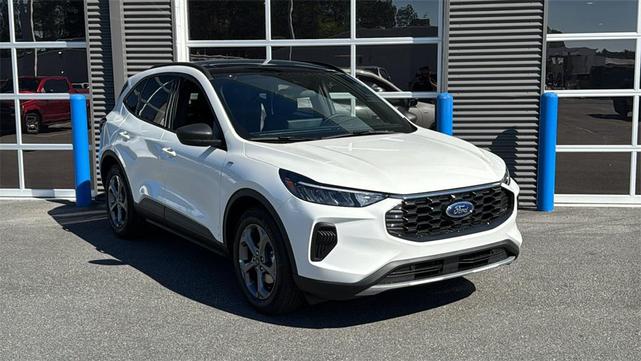 Photo of 2025 Star White Metallic Tri-Coat Ford Escape