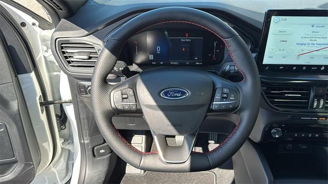 Photo of 2025 Star White Metallic Tri-Coat Ford Escape