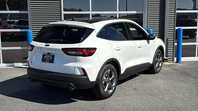 Photo of 2025 Star White Metallic Tri-Coat Ford Escape