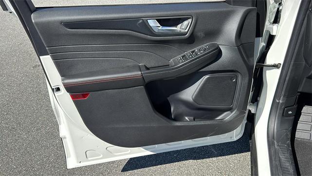 Photo of 2025 Star White Metallic Tri-Coat Ford Escape