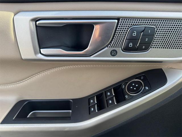 Photo of 2023 Oxford White Ford Explorer
