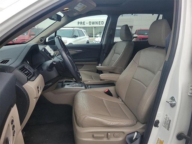 Photo of 2021 White Honda Pilot
